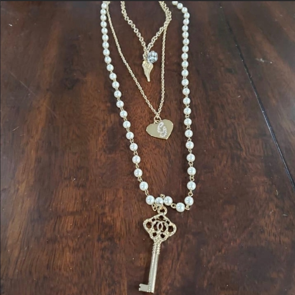 Beautiful GUESS NECKLACE - Picture 4 of 4